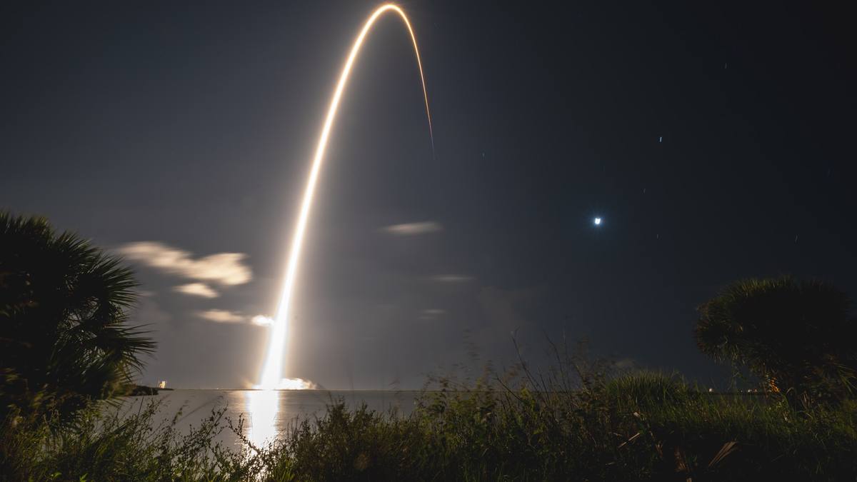 SpaceX Wants Your Phone Bill: Starlink Mobile Makes Its Carrier Play